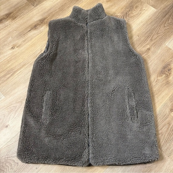 JANICE Grey Faux Fur Full Zip Vest OS - Picture 5 of 7